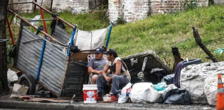Argentina: Dos hombres descansan tras juntar cartones y basura como método de subsistencia en una villa de la ciudad de Buenos Aires, en Argentina Juan_Ignacio_Roncoroni / EFE