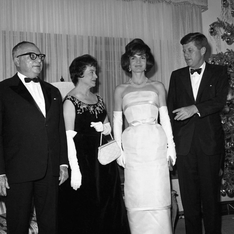 El presidente de Venezuela, Rómulo Betancourt, junto a su esposa, Carmen Valverde, reciben al presidente de Estados Unidos, John Kennedy y su esposa Jacqueline Kennedy. Caracas, 1961