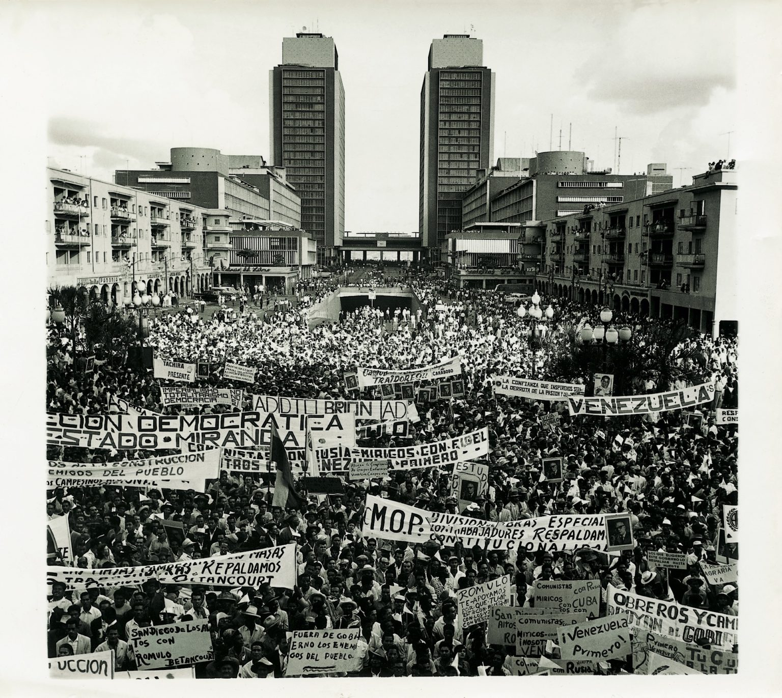 Mitin en respaldo al gobierno democrático de Rómulo Betancourt. El Silencio, 1962. Autor desconocido. © Archivo Fotografía Urbana.