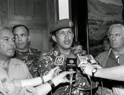 Hugo Chávez, ya detenido, luego del fracasado intento de golpe del 4 de febrero de 1992.