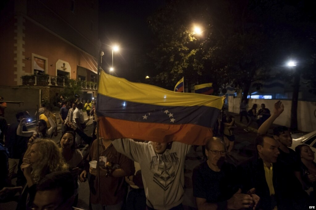 Ciudadanos venezolanos celebran la victoria obtenida por la coalición opositora Mesa de la Unidad Democrática (MUD), en diciembre de 2015.