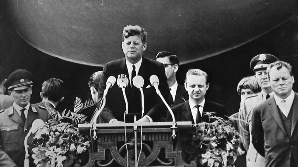 John Kennedy, presidente norteamericano, visita Berlín Occidental el 23 de junio de 1963: "Soy un berlinés".