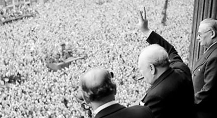 Winston Churchill, saludando a sus conciudadanos, en la celebración de la victoria sobre la Alemania nazi, el 8 de mayo de 1945.