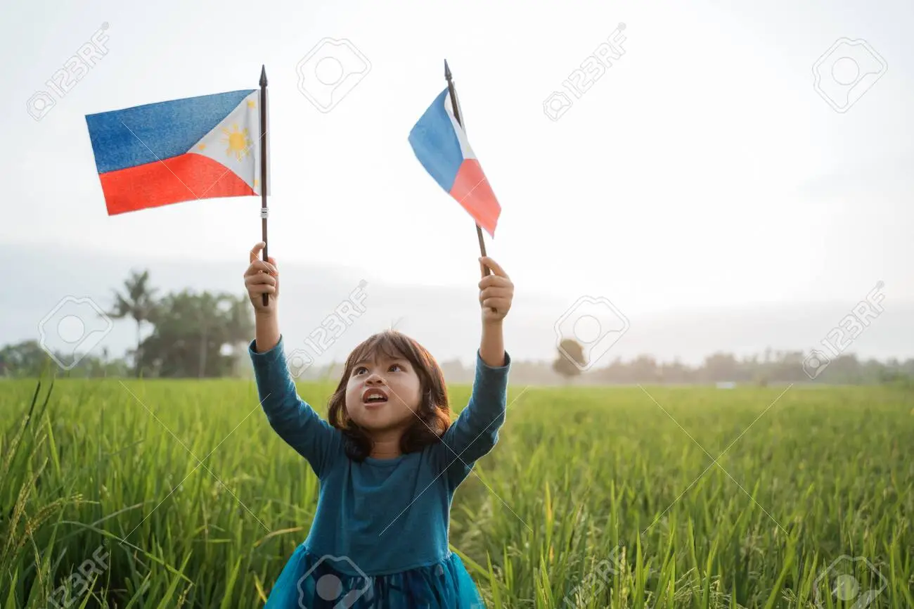 Niña filipina, celebrando la llegada de la democracia (1986).