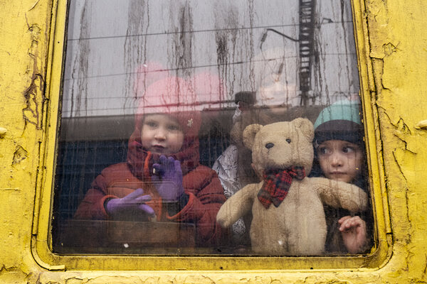 Niños ucranianos en un tren de evacuación que pasaba por Kiev camino a Leópolis mientras los ataques rusos continuaban el jueves 3 de marzo de 2022. @Lynsey Addario para The New York Times