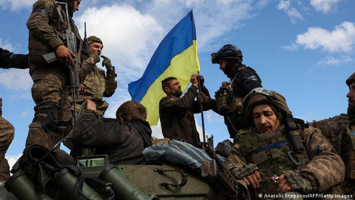 Soldados ucranianos celebran la reconquista de Lyman.