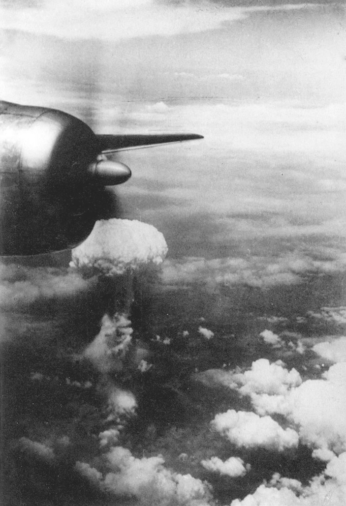 Grafica tomada desde el “Enola Gay” por sus tripulantes. Al fondo la explosión de la bomba atómica en Hiroshima.