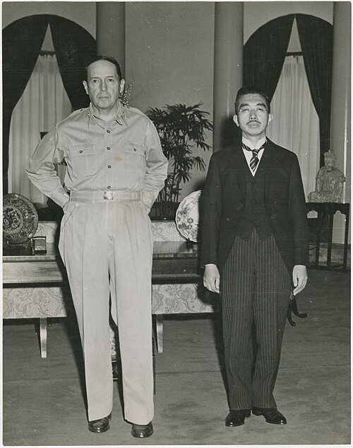 Hirohito visita a MacArthur en señal de rendición