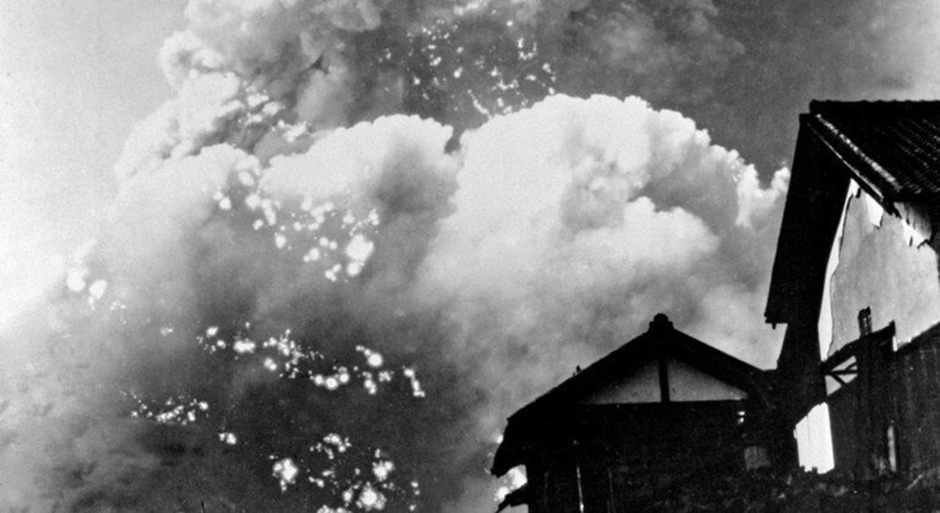 Una nube atómica se extiende por la ciudad sobre Nagasaki