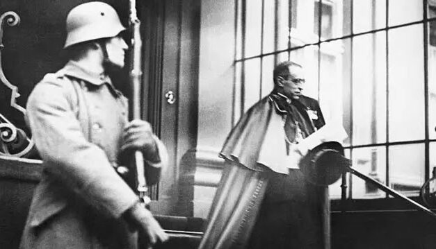 Los Papas y la Guerra